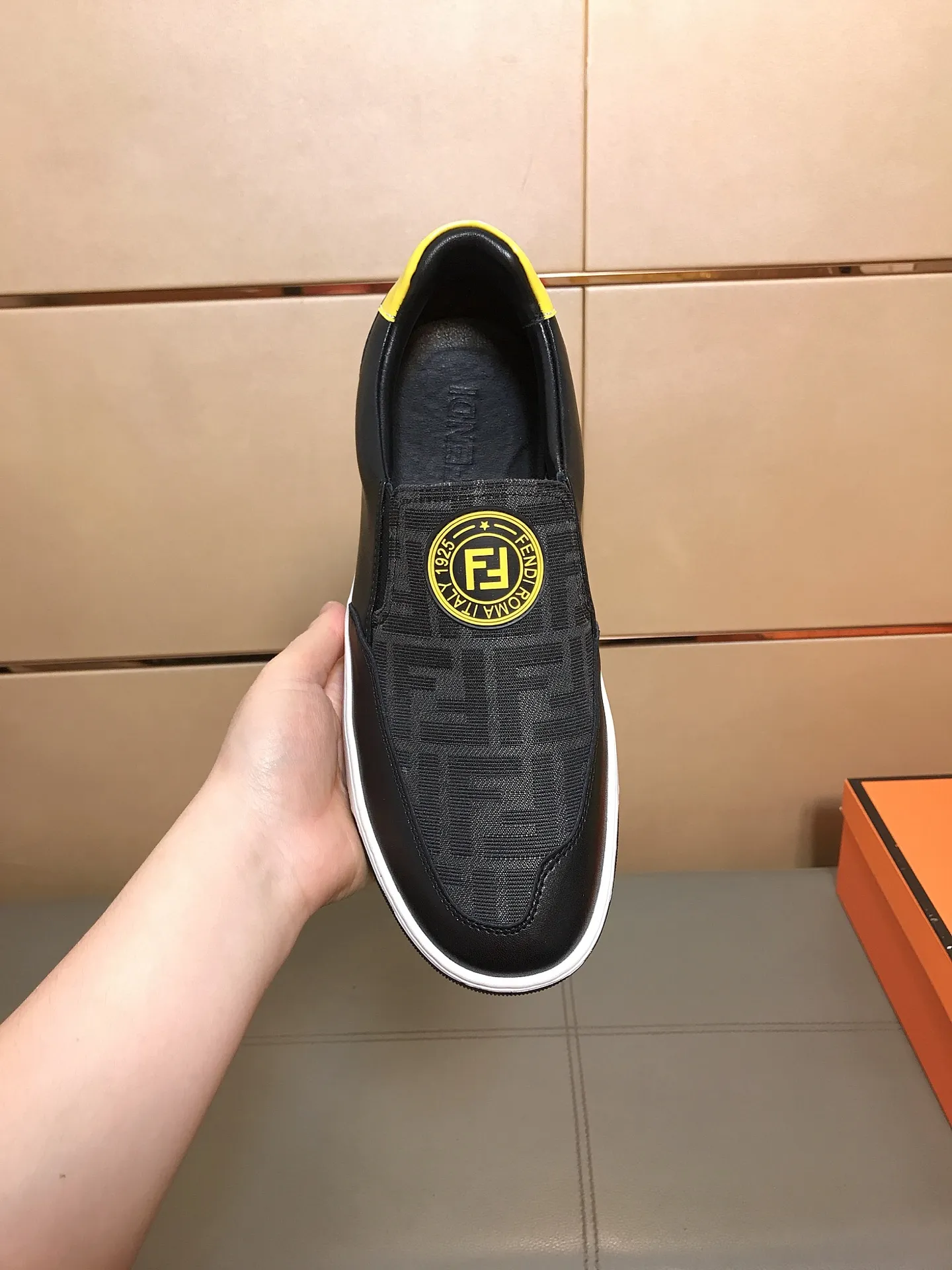Factory price 400 🔆🔆[fendi] Fendi's classic and comfortable men's casual shoes, cowhide leather upper + brand printed surface, sheepskin lining + feet, rubber wear-resistant outsole. This unique style is suitable for all seasons, casual and exquisite sensibility, comfortable and natural on the feet. Everyday casual travel style in autumn and winter! Code number: 38-44